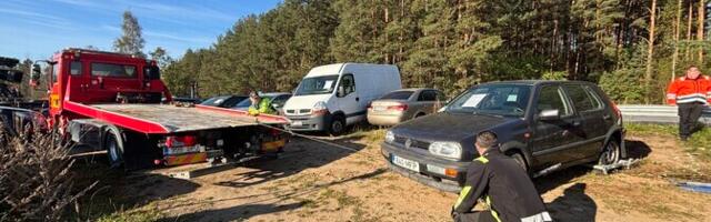 На погранпункте Койдула началась эвакуация брошенных автомобилей