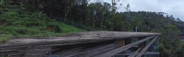 ФОТО | Необычный дом на склоне холма, построенный из "отходов производства"