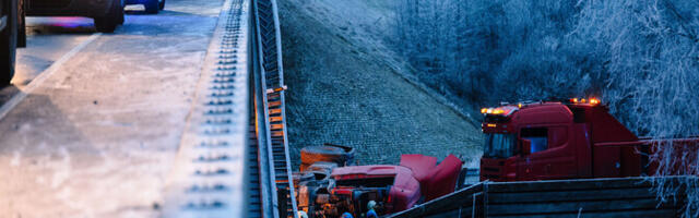 Движение на шоссе Таллинн–Тарту после падения грузовика с виадука в Вайда восстановлено