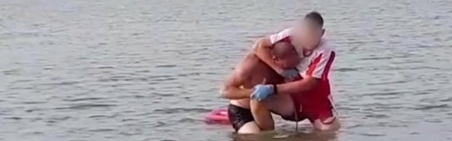 ВИДЕО | Жестоко или оправданно? На Штромке агрессивного нетрезвого мужчину скрутили прямо в воде и отправили в вытрезвитель
