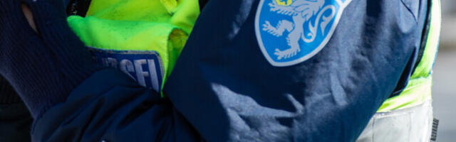 Полицейскому Лыунаской префектуры предъявили подозрение в получении взятки