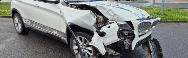 В Выру автомобиль въехал в дверь магазина