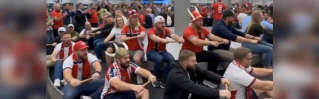 Правдиво ли это видео о норвежских болельщиках, „гребущих“ в аэропорту?