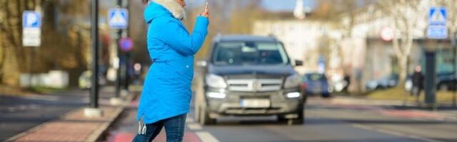 Пешеходов на зебре в Эстонии стали пропускать реже — исследование