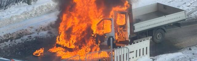 ВИДЕО | На Петербури теэ загорелся автомобиль