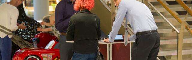 „Это в Эстонии работает“. Сверхактивные продавцы в торговых центрах раздражают не всех, но жалобы есть