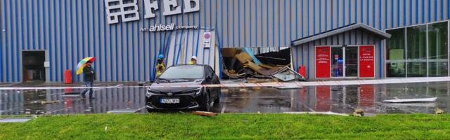 В Нарве у магазина FEB обрушилась крыша