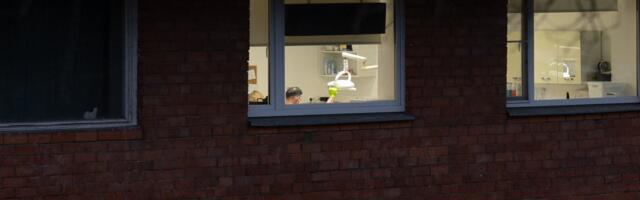 Расистские лозунги и свастика на окне клиники в Копли. Что там произошло?