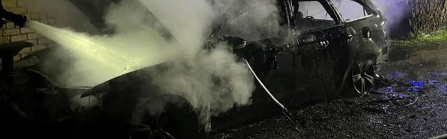 ФОТО | Возле жилого дома дотла сгорел автомобиль. Полиция подозревает поджог
