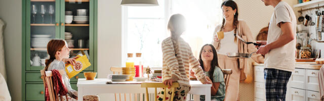 Идеи от IKEA: как накрыть стол на День матери, чтобы даже простая еда выглядела празднично