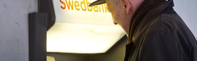 Сначала карточка, потом деньги: Swedbank меняет порядок выдачи наличных в банкоматах