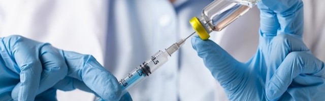 Связанная с вакцинацией российского генконсула врач лишилась руководящей должности