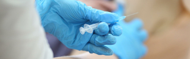 На следующей неделе в Нарве продолжится вакцинация людей 65+