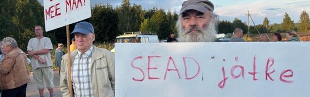 ФОТО: возле свинофермы в Вильяндиском уезде собралось около сотни протестующих