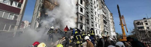 ФОТО И ВИДЕО | Россия нанесла массированный удар по украинским городам. В Умани ракета попала в многоэтажный дом, погибли 16 человек