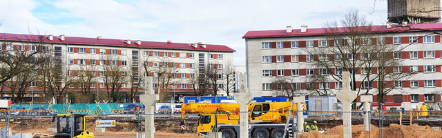 ФОТО: Несмотря на чрезвычайное положение! Строительство первого нарвского магазина Lidl идет безостановочно. У него появилась первая стена