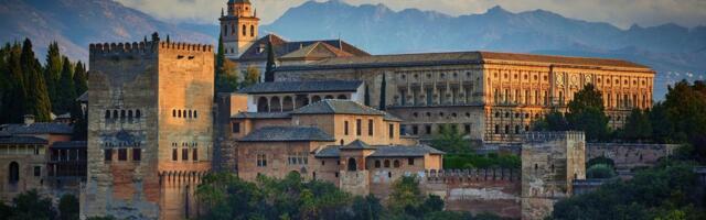 Выяснилось, почему знаменитый дворец Альгамбра в Испании меняет свой цвет