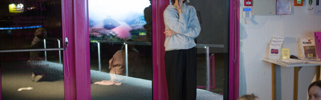 ФОТО: в Ласнамяэском павильоне открылась выставка "Жара. Научно-фантастическая история о спа"