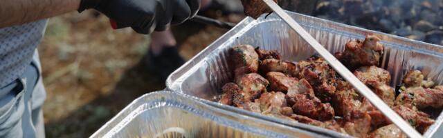Врач: лучше подсушить шашлык, чем не дожарить