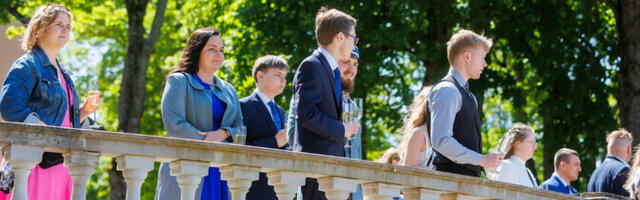 Лучшие выпускники встретились с президентом Карисом в Розовом саду