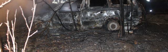 Полицейский рассказал о том, как идет следствие, по сгоревшим в Нарве автомашинам