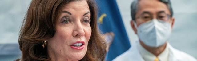 Нью-Йорк заменит невакцинированных медиков военными