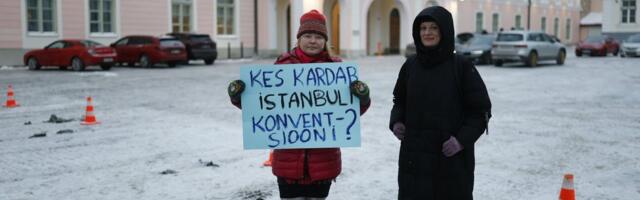 ФОТО | Перед Рийгикогу митинговали против выхода Эстонии из Стамбульской конвенции