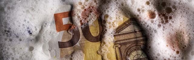 Прокуратура обвиняет трех человек и 12 компаний в крупном отмывании денег