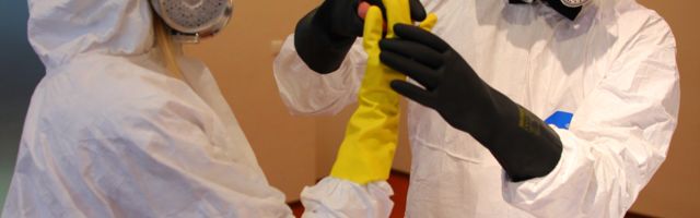 Новобрачные целовались в противогазах