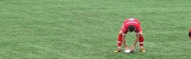 ВИДЕО | В Турция футболист во время матча спас чайку, упавшую на поле после удара мячом