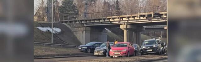 ВИДЕО | Резкое торможение на Таммсааре теэ привело к цепной аварии с участием шести автомобилей