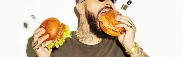 Проткнул губу медицинской иглой и повесил плакат Джигана на стену: прямой эфир Насти Ивлеевой с Тимати