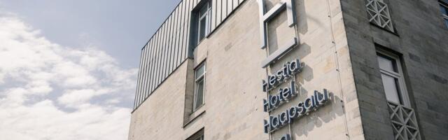 10 000 отелей судятся с Booking.com: платформа запрещала им снижать цены у себя на сайтах. Эстонские отели присоединились к иску