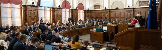 Можно ли заставлять учеников вставать под гимн Украины? В Сейме бурные дебаты