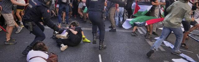 ВИДЕО | Пропалестинские активисты сорвали финальный этап веломногодневки „Вуэльта Испании“