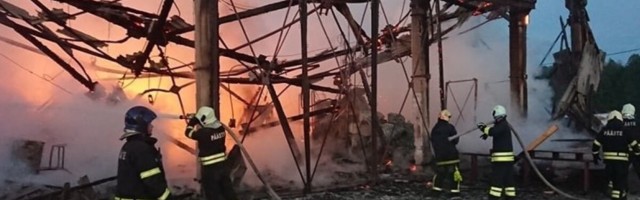 ФОТО | Ночью в Куусалу дотла сгорела лесопилка