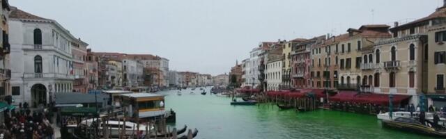 Эко-активисты устроили акцию в Венеции, окрасив в воду в ярко-зелёный цвет