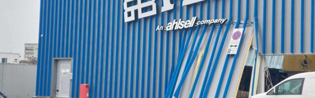 ФОТО И ВИДЕО | В Нарве у магазина обрушилась крыша, людям удалось выбраться