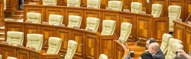 Молдавская оппозиция покинула заседание парламента перед выступлением Санду
