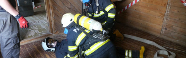 Тренировка будущих спасателей: погружение в дым и перетаскивание пострадавших