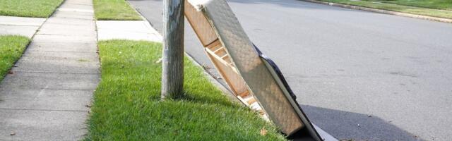 Каркас кровати начал скрипеть спустя три года, и клиент потребовал возврата денег. Защита потребителей встала на его сторону