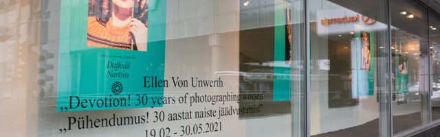 "Точка культуры" | Фотографии Эллен фон Унверт на витринах таллиннского Kaubamaja
