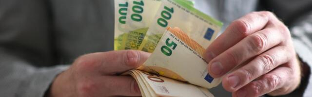 Финский миллионер раздавал людям наличные в фойе магазина