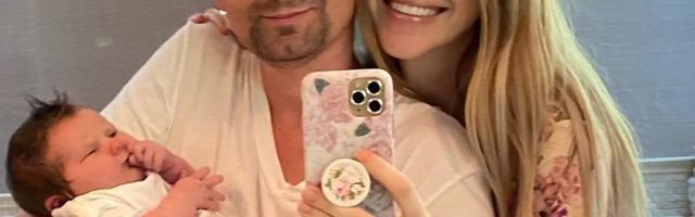 Солист группы Muse впервые показал крошечную дочку