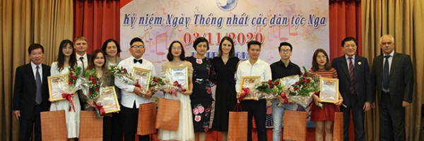 Во Вьетнаме наградили победителей вокального конкурса среди студентов, изучающих русский язык