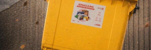 В Риге мусоровоз наехал на пешехода