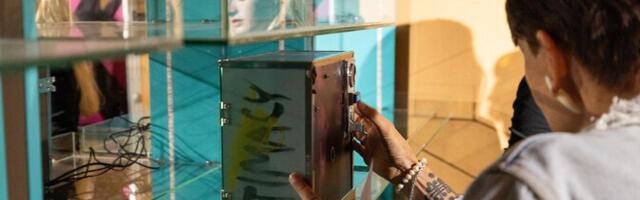 ФОТО: эстонские художницы открыли выставку в секс-шопе