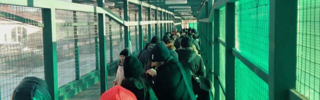 Фото читателя: находящимся сейчас в конце очереди к российскому погранпункту на мосту «Дружбы», возможно, придется стоять больше часа