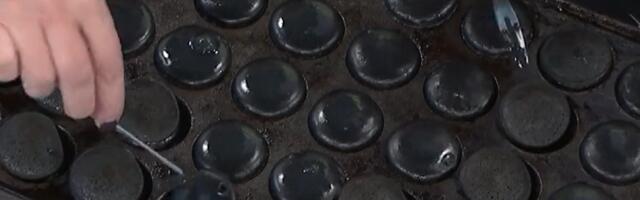 Пекарь показала, как испечь черные блинчики на Хеллоуин