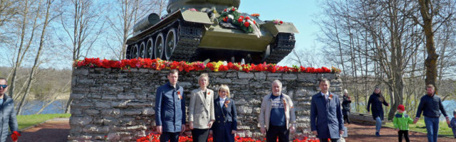 Российские дипломаты почтили память советских солдат в разных городах Эстонии